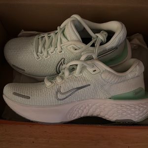 Women’s Nike Invincible Zoom in Mint. Brand new!